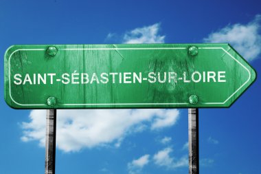Saint-sebastien-sur-loire yol işaret, vintage bulutlar ile yeşil