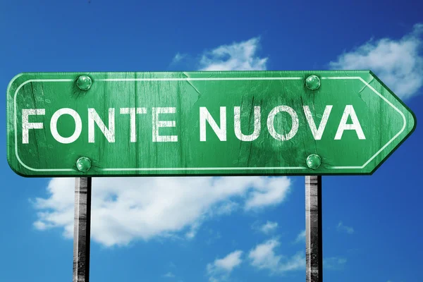 Fonte sinal de estrada nuova, verde vintage com nuvens de fundo — Fotografia de Stock