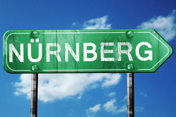 Nurnberg verkeersbord, vintage groen met wolken achtergrond — Stockfoto