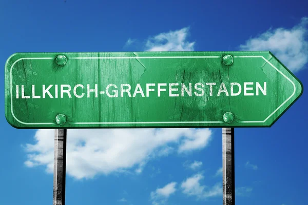 Illkirch-graffenstaden verkeersbord, vintage groen met wolken terug — Stockfoto