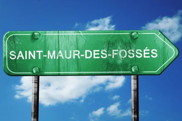 Panneau routier saint-maur-des-fosses, vert vintage avec nuages de retour — Photo
