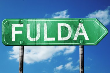 Fulda yol işaret, vintage bulutlar arka plan ile yeşil