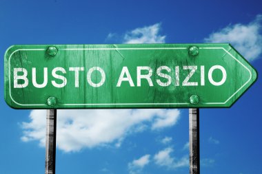 Busto Arsizio yol işaret, vintage bulutlar arka plan ile yeşil