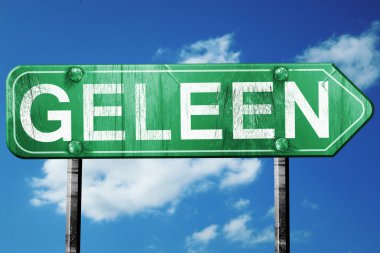 Geleen yol işaret, vintage bulutlar arka plan ile yeşil