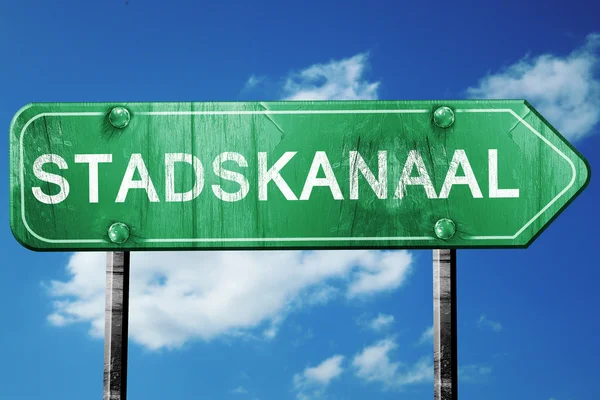 Stadskanaal verkeersbord, vintage groen met wolken achtergrond — Stockfoto