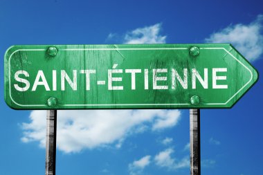 Saint-Etienne yol işaret, vintage bulutlar arka plan ile yeşil
