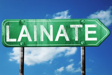 Lainate yol işaret, vintage bulutlar arka plan ile yeşil