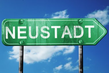 Neustadt yol işaret, vintage bulutlar arka plan ile yeşil