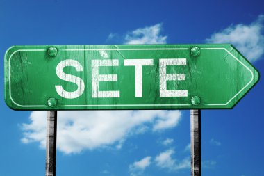 Sete yol işaret, vintage bulutlar arka plan ile yeşil