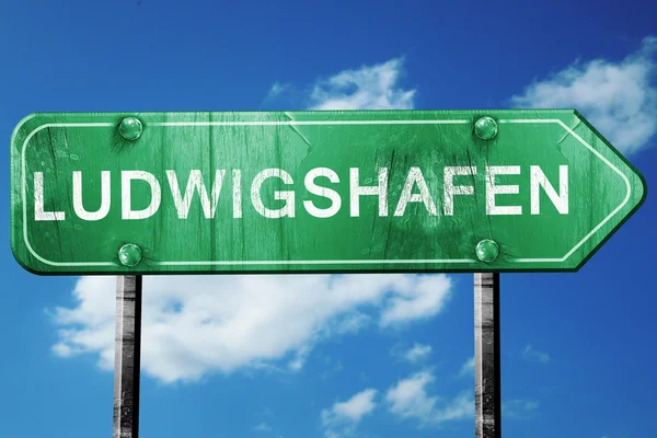 Ludwigshafen verkeersbord, vintage groen met wolken achtergrond — Stockfoto