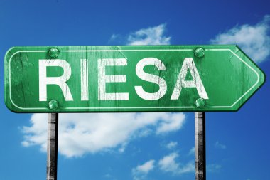 Riesa yol işaret, vintage bulutlar arka plan ile yeşil