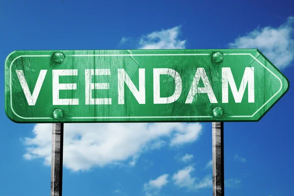 Вендам дорожный знак, винтажный зеленый с облачным фоном — стоковое фото