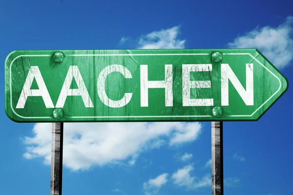 Znak drogowy Aachen, vintage zielonym tle chmury — Zdjęcie stockowe