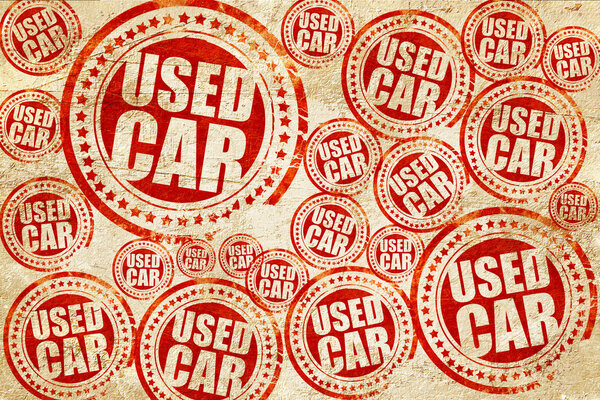подержанный автомобиль, красная печать на текстуре гранж-бумаги
