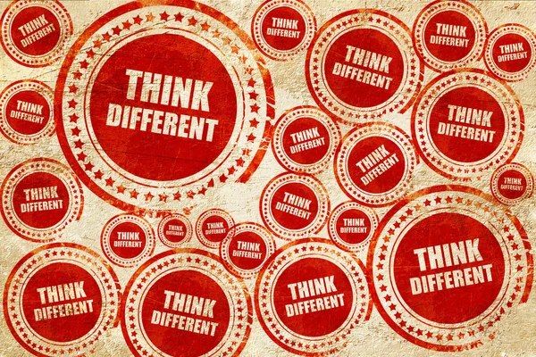 Pensar diferente, sello rojo en una textura de papel grunge — Foto de Stock