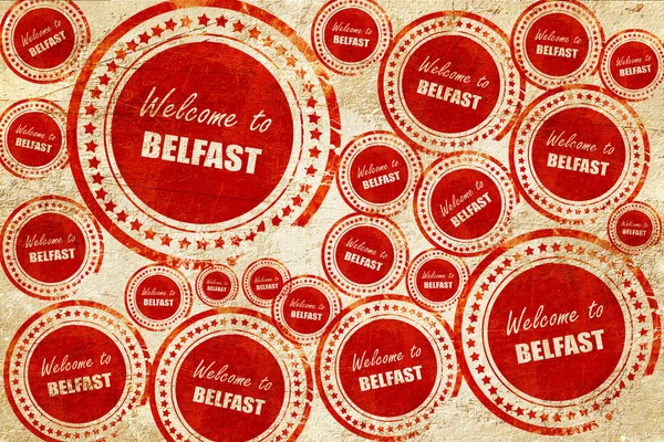 Willkommen zu belfast, roter Stempel auf Grunge-Papier-Textur — Stockfoto