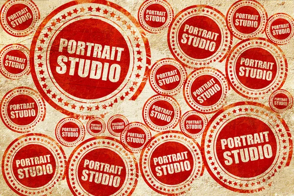グランジ紙テクスチャの肖像画スタジオ、赤スタンプ — ストック写真