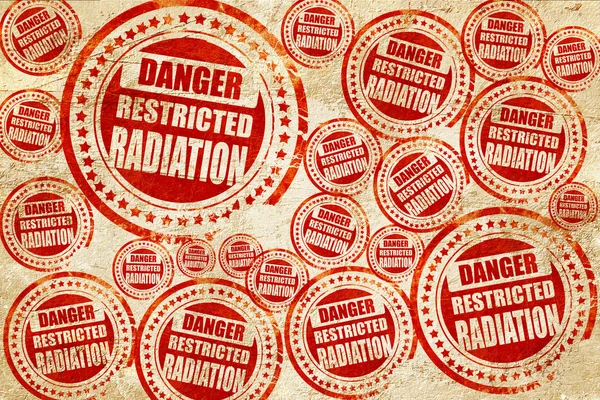 Nucleaire gevaar achtergrond, rode stempel op een grunge papier textuur — Stockfoto