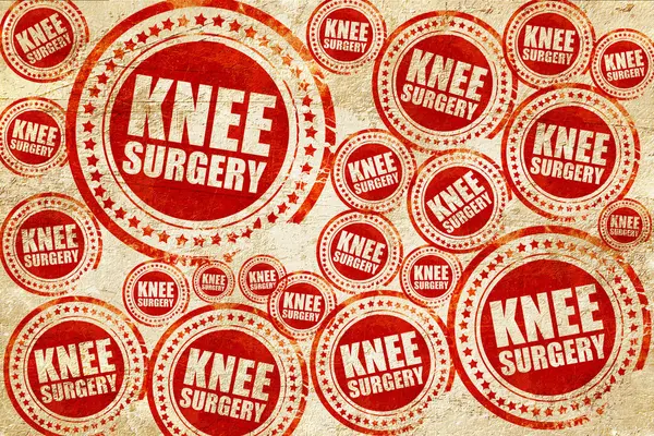 Cirugía de rodilla, sello rojo en una textura de papel grunge — Foto de Stock