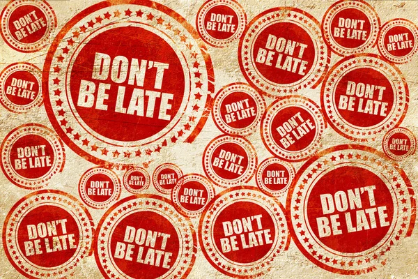 Dont be late, roter Stempel auf Grunge-Papier-Textur — Stockfoto