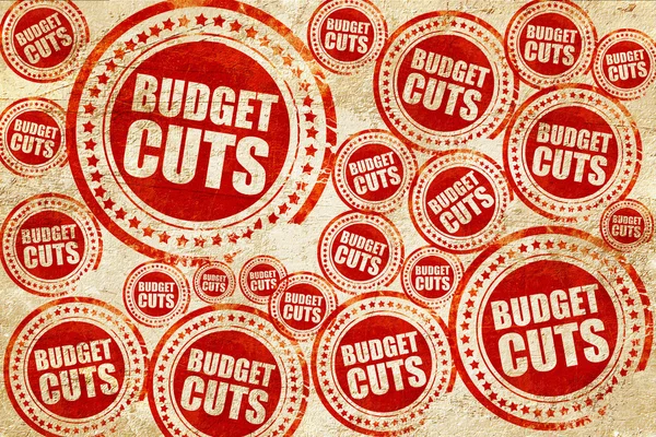 Cortes orçamentais, carimbo vermelho em uma textura de papel grunge — Fotografia de Stock