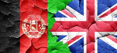 Afganistan bayrağı ile Büyük Britanya bayrağı bir grunge üzerinde wal kırık
