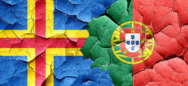 Аландські острови з Португалії прапор на за гранж тріщинами стіни — стокове фото