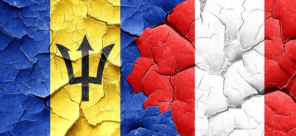 Barbados flagga med Peru flagga på en grunge knäckt vägg — Stockfoto
