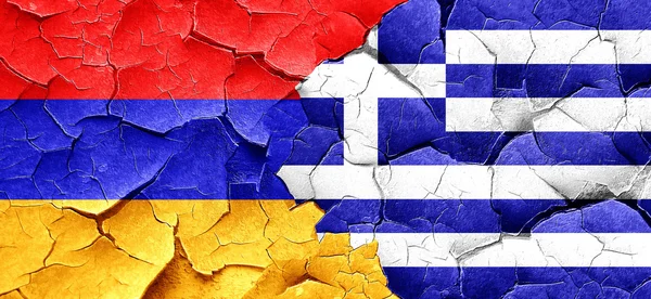Σημαία της Αρμενίας με Ελλάδα σημαία σε μια grunge ραγισμένα τοίχο — Φωτογραφία Αρχείου
