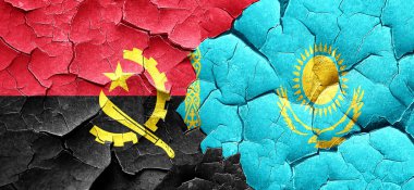 Angola bayrağı bir grunge Kazakistan bayrağı ile duvar kırık