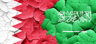 Bahreyn bayrağı bir grunge Suudi Arabistan bayrağı ile duvar kırık