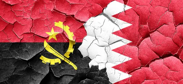 Vlajka Angola s Bahrajn vlajku grunge popraskané zdi — Stock fotografie