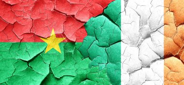 Burkina Faso bayrak bir grunge İrlanda bayrağı ile duvar kırık
