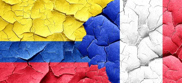 Vlajka Kolumbie s vlajkou Francie na grunge popraskané zdi — Stock fotografie