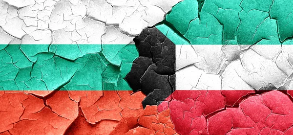Bulgaristan bayrağı bir grunge Kuveyt bayrağı ile duvar kırık — Stok fotoğraf