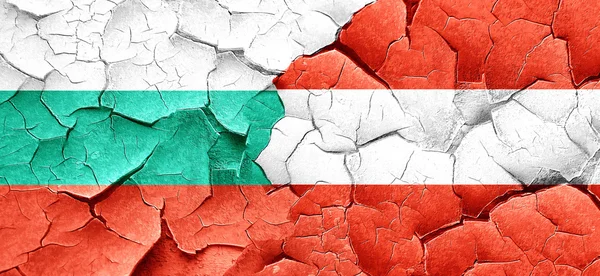 Bulgaristan bayrağı bir grunge Avusturya bayrağı ile duvar kırık — Stok fotoğraf