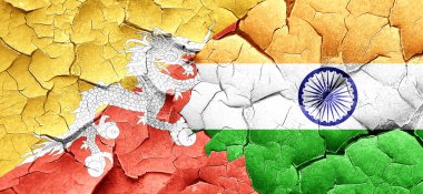 Bhutan bayrağı bir grunge Hindistan bayrağı ile duvar kırık