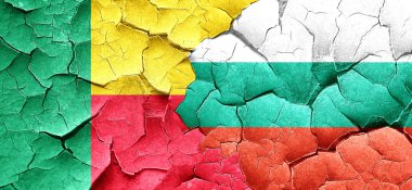 Benin bayrağı bir grunge Bulgaristan bayrağı ile duvar kırık
