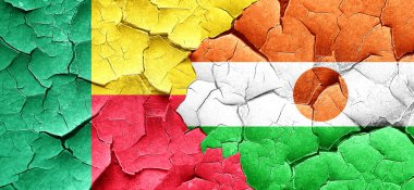 Benin bayrağı bir grunge Nijer bayrağı ile duvar kırık