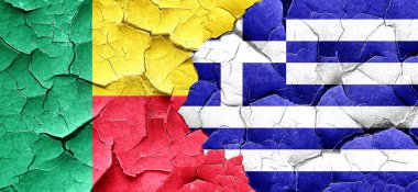 Benin bayrağı bir grunge Yunanistan bayrağı ile duvar kırık