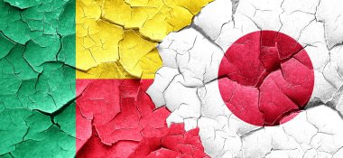 Benin bayrağı bir grunge Japonya bayrağı ile duvar kırık