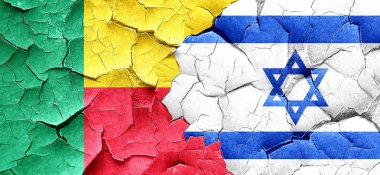 Benin bayrağı bir grunge İsrail bayrağı ile duvar kırık