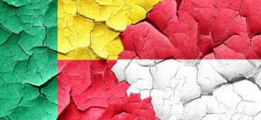 Benin bayrağı bir grunge Endonezya bayrağı ile duvar kırık