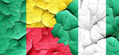 Benin bayrağı bir grunge Nijerya bayrağı ile duvar kırık