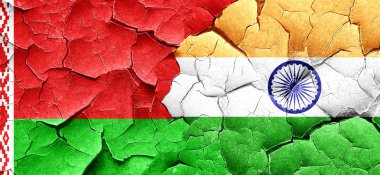 Beyaz Rusya bayrağı bir grunge Hindistan bayrağı ile duvar kırık