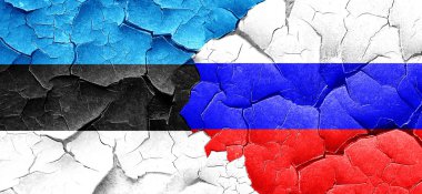 Estonya bayrağı bir grunge Rusya bayrağı ile duvar kırık