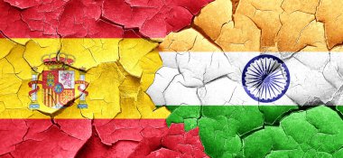 Bir grunge Hindistan bayrağı ile İspanyol bayrağı duvar kırık