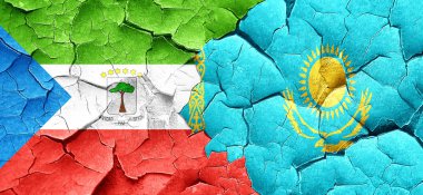 Ekvator Ginesi bayrağı ile kırık bir grunge Kazakistan bayrağı