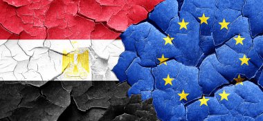 Mısır bayrağı bir grunge Avrupa Birliği bayrağı ile duvar kırık