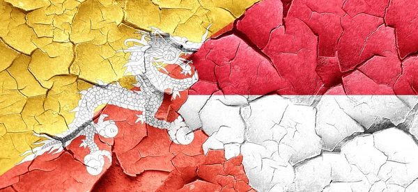 Σημαία του Μπουτάν με σημαία της Ινδονησίας σχετικά με μια grunge ραγισμένα τοίχο — Φωτογραφία Αρχείου